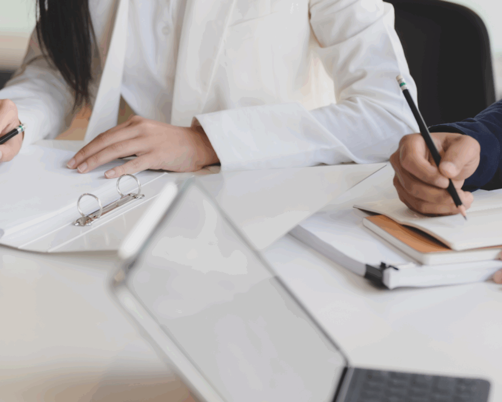 Equipo de abogados especialistas en conflictos societarios resolviendo disputas entre socios en una empresa